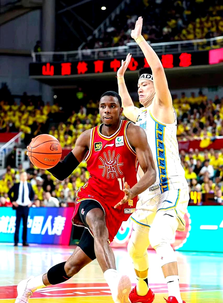 九游体育官网-包含夏洛特黄蜂迎CBA常规赛关键赛，赛前队长鼓劲，球迷炸锅，赛程密集仍需轮换的词条